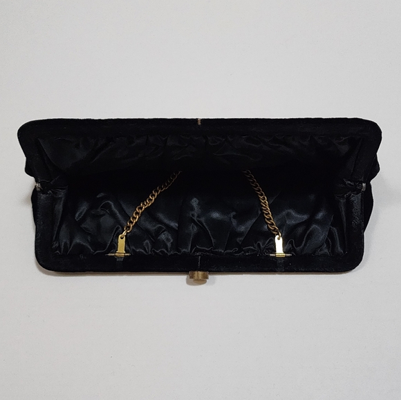 VINTAGE 1950s BLACK VELVET EVENING CLUTCH WITH OPTIONAL CHAIN HANDLE INSIDE. - Picture 7 of 8